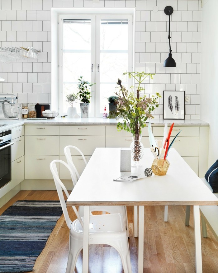wohnideen küche weiße wandfliesen und weiße möbel durch blauen teppichläufer erfrischt