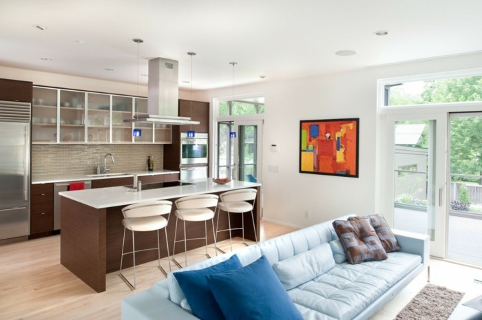 wohnküche in braun mit wohnbereich mit hellblauem sofa