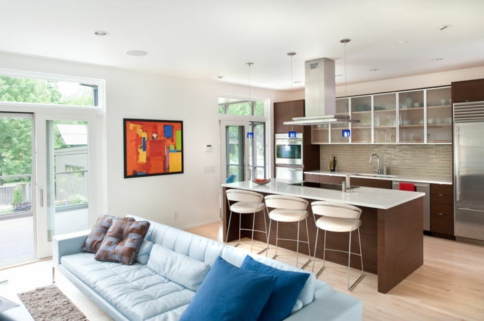 wohnküche kleine küche mit braunen küchenschränken und hellblaues wohnzimmersofa