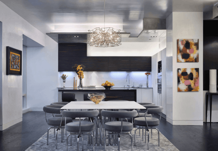 wohnküche stilvolle kleine küche und eleganter essbereich mit grauen stühlen