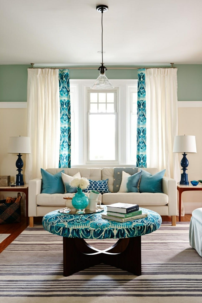 dekoideen frisches wohnzimmer mit streifenteppich und luftigen gardinen