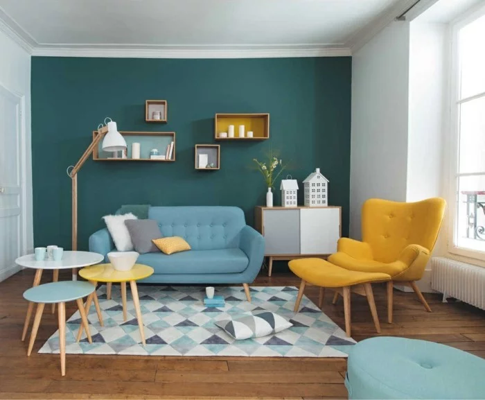 wohnzimmer gestalten gelb und blau kombinieren und geometrische muster einbeziehen