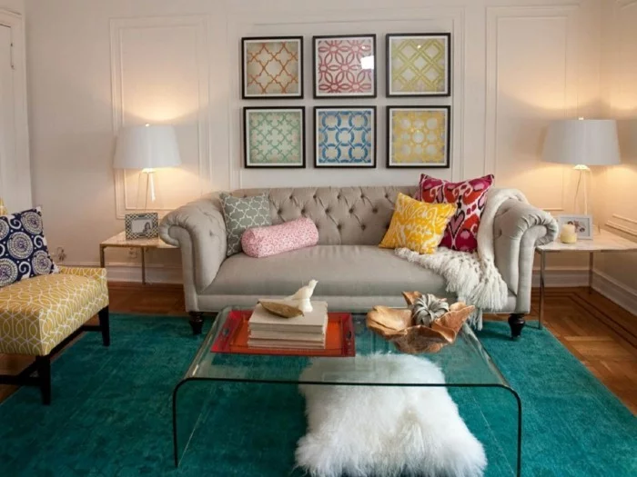wohnzimmer gestalten grauer teppich und beiges sofa durch die wandbilder erfrischen