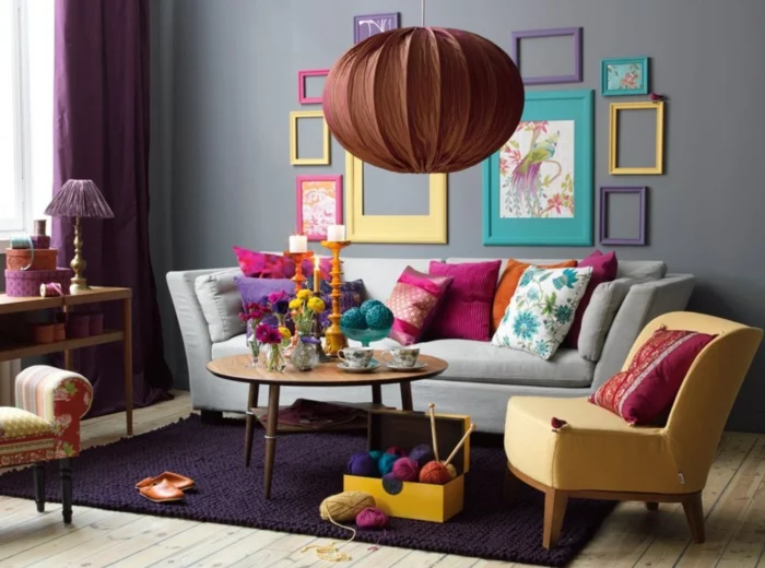 wohnzimmer gestalten lila teppich und farbige fotorahmen an der wand