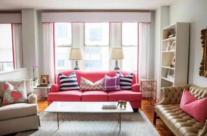 wohnzimmer gestalten rosa sofa heller teppich und frische akzente