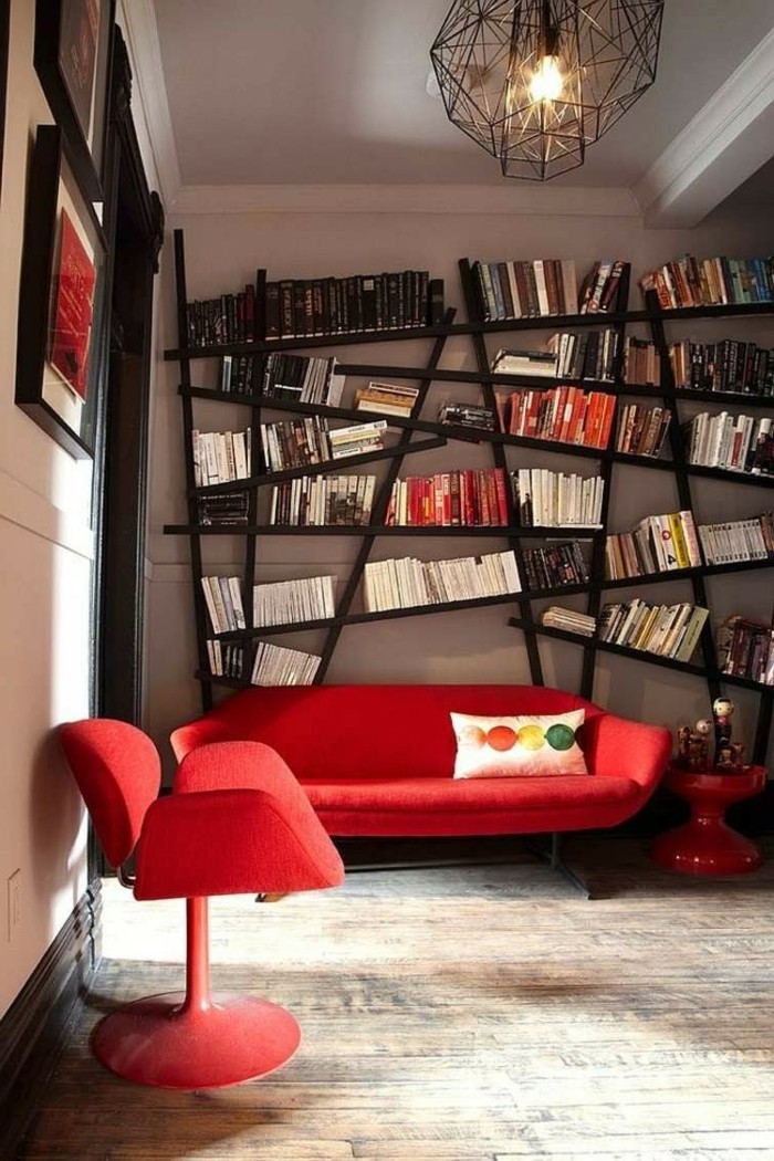 wohnzimmer gestalten rote möbelstücke und ausgefallene bibliothek