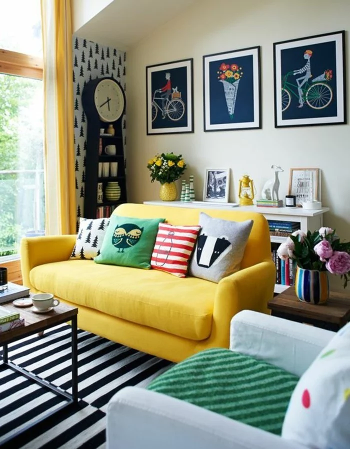 wohnzimmer gestalten wohnideen mit streifenteppich und gelbem sofa