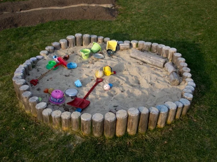 Sandkasten selber bauen Spielplattform kombiniert holzpfosten
