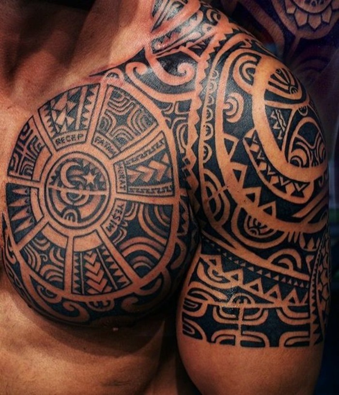 brust schulter maori tattoo idee männer