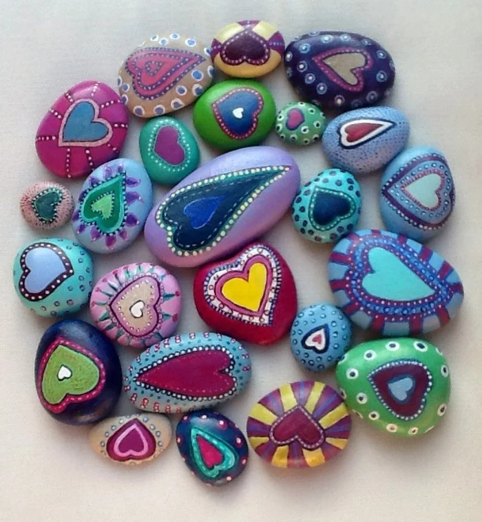 Steine bemalen mit Herz-Motiven in bunten Farben 