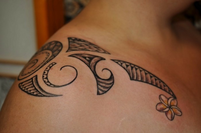 damen maori tattoo idee schulter