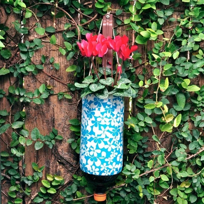 deko selber machen im garten plastikflaschen in pflanzenbehälter verwandeln