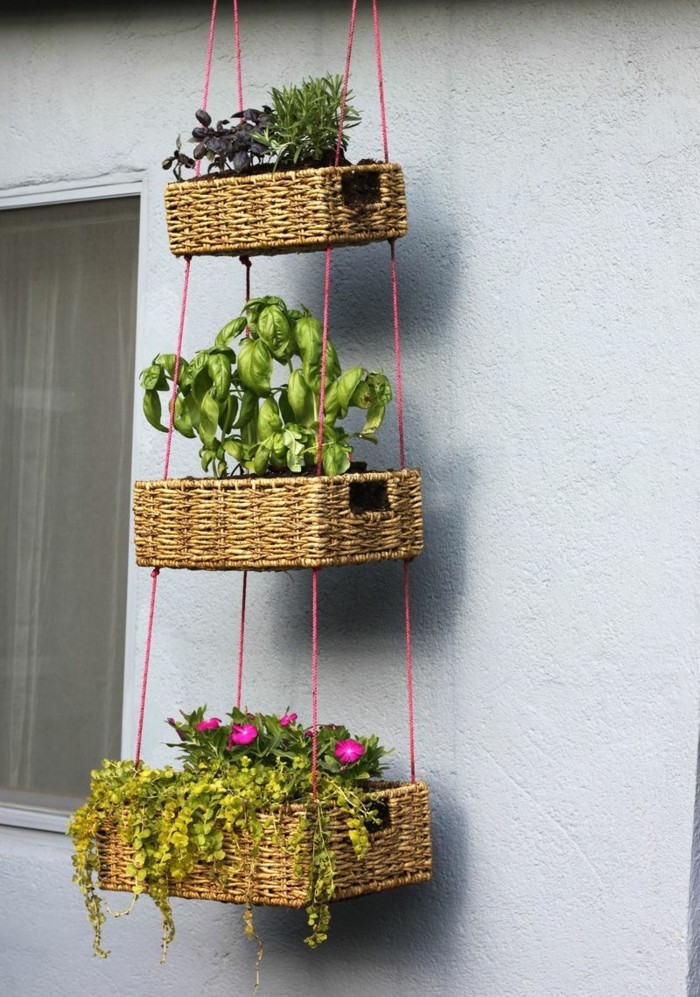 deko selber machen pflanzenbehälter im garten aufhängen