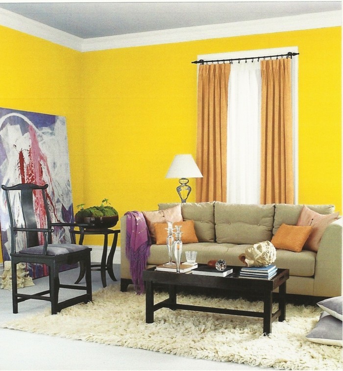 einrichtungsideen für das wohnzimmer gelbe wände und beiges wohnzimmersofa