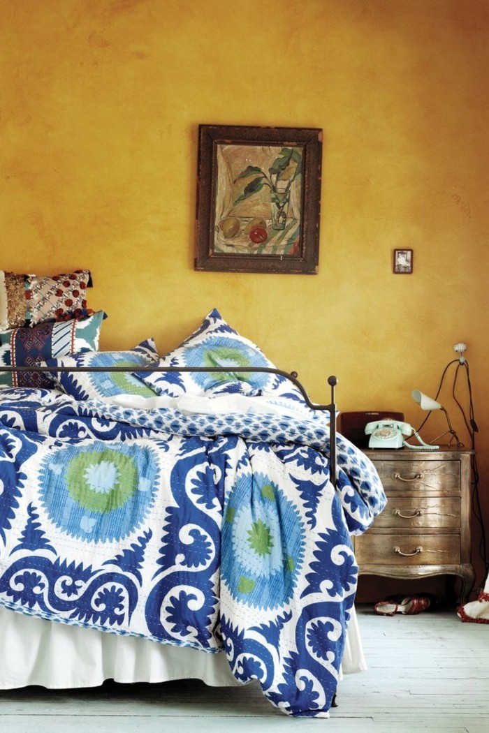 einrichtungsideen in gelb frische schlafzimmerwände und bettwäsche in blautönen