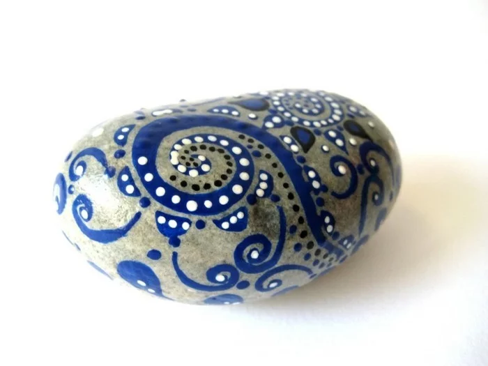 Ethno Maori in Blau auf einem Stein