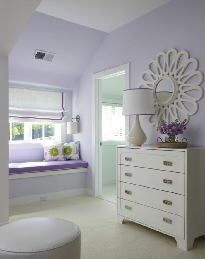 farben im innendesign hellviolett für die wände und weiße möbel