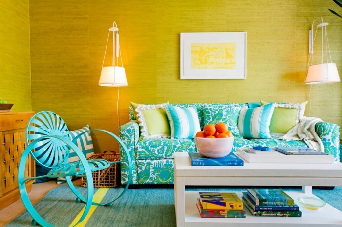 farben im wohnzimmer kombinieren gelbe wandgestaltung und grüner teppich und möbel