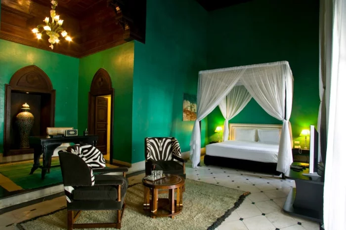 farben trendige farbtöne im modernen schlafzimmer jagdegrüne wände