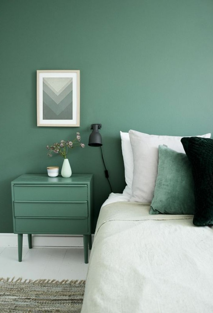 farbgestaltung grüne wandfarbe im schlafzimmer und weißer bodenbelag