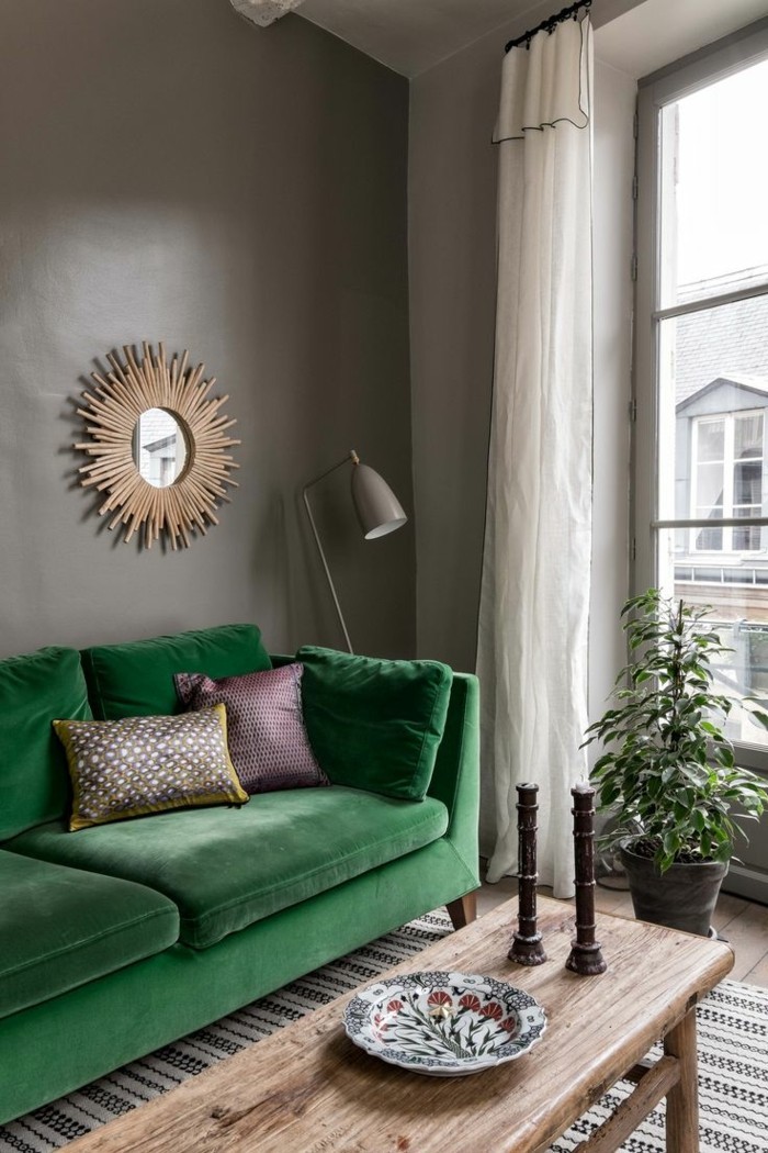 farbgestaltung ideen für das moderne wohnzimmer grüner sessel und neutrale wandfarbe