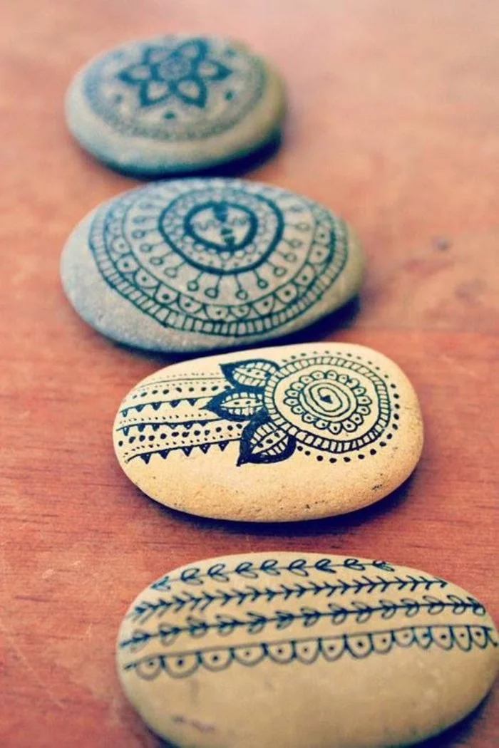 filigrane indische Motive auf Steinen 