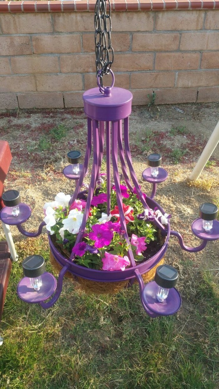gartendeko selbstgemacht lila leuchter als pflanzenbehälter
