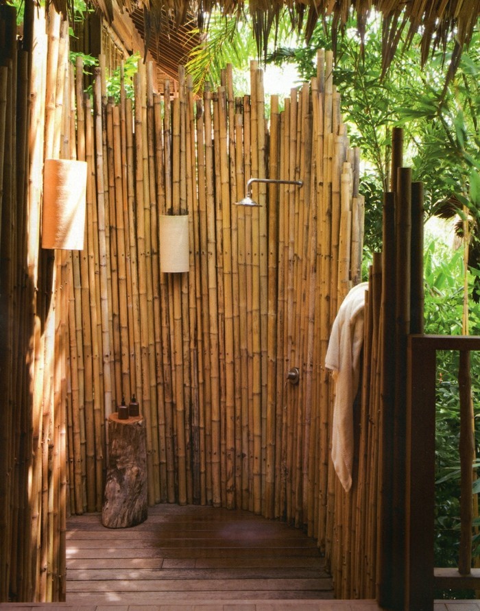 gartendusche bambus trägt zu einem rustikalen look bei