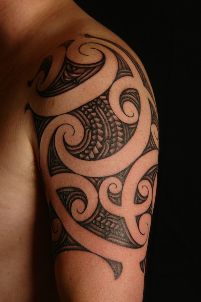 geschwungene motive maoir tattoo schulter