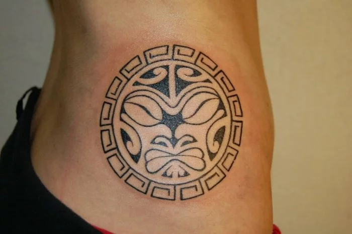 hinteren rücken maori tattoo idee frauen tätowierung