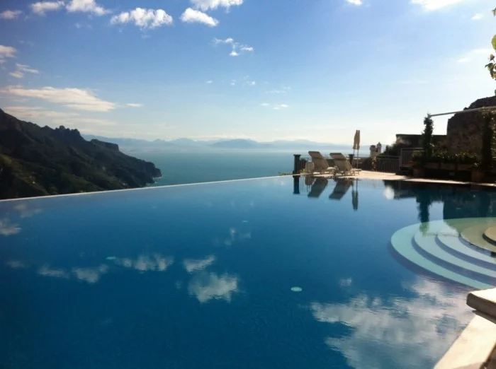 infinity pool in italien caruso hotel