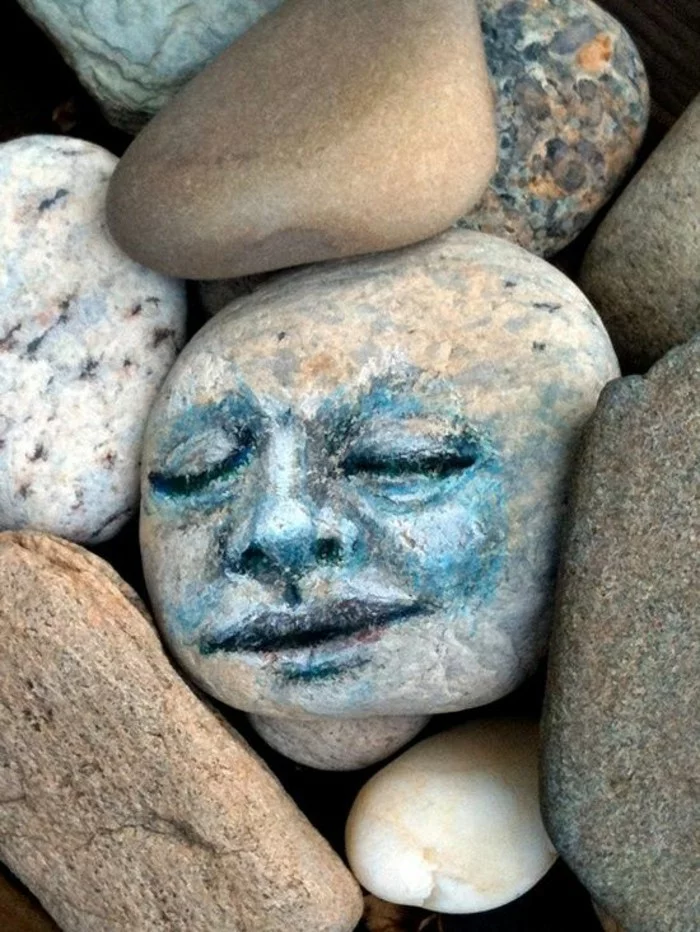 3D Gesicht auf Stein 