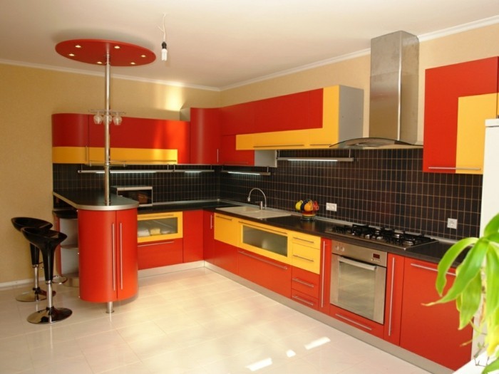 küche l-form farbige küchenschränke und schwarze wandfliesen