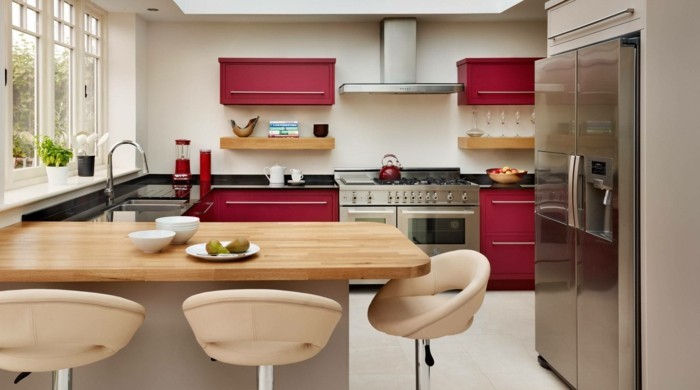 küche l-form mit roten akzenten und beigen barhockern