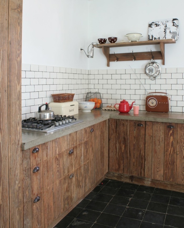 küche l-form mit rustikalem look und schwarze bodenfliesen