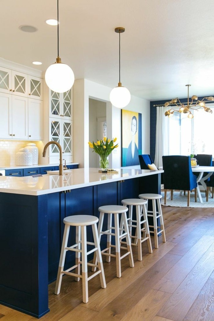 küchenfarben blaue kücheninsel mit weißen oberschränken und holzboden