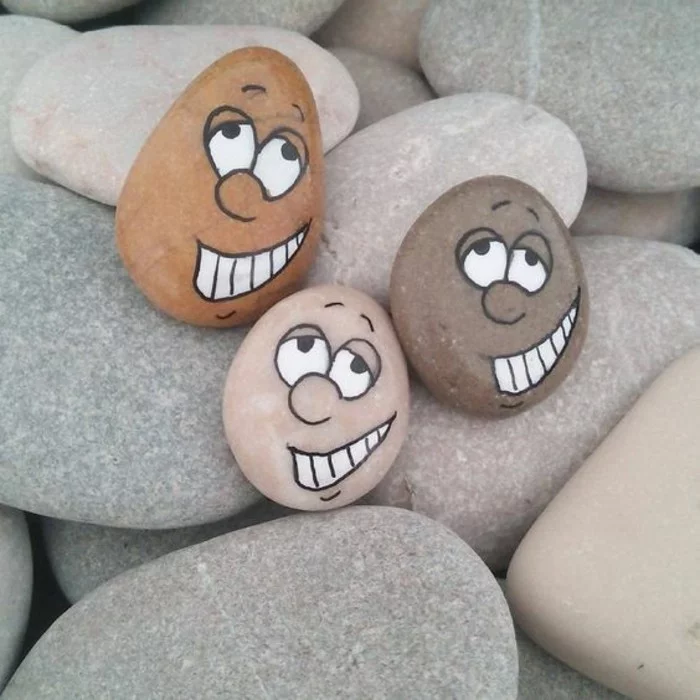 lustige Gesichter ausgemalt auf Steinen 