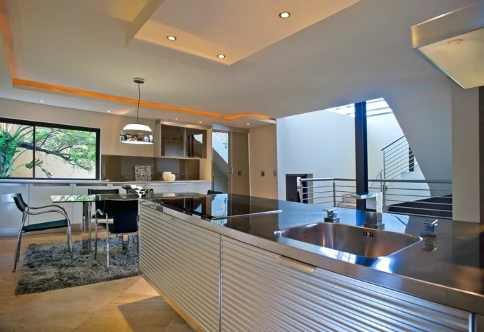 luxus küche mit orangem licht