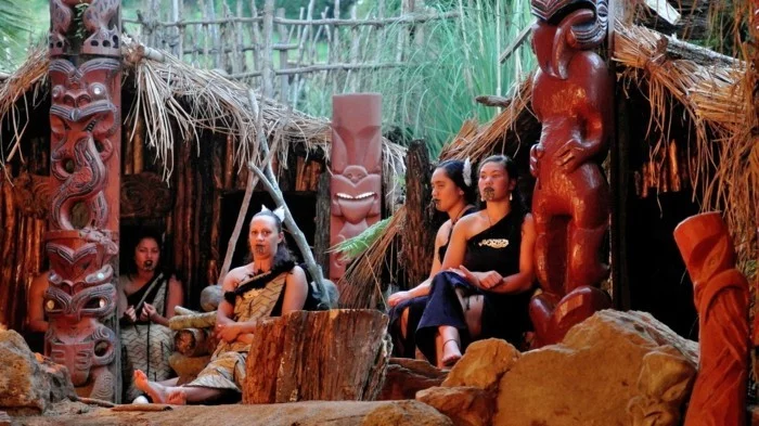 maori frauen holzstatuen tattoos gesicht