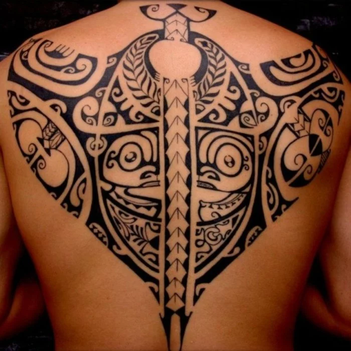 maori motive rücken tattoo männer