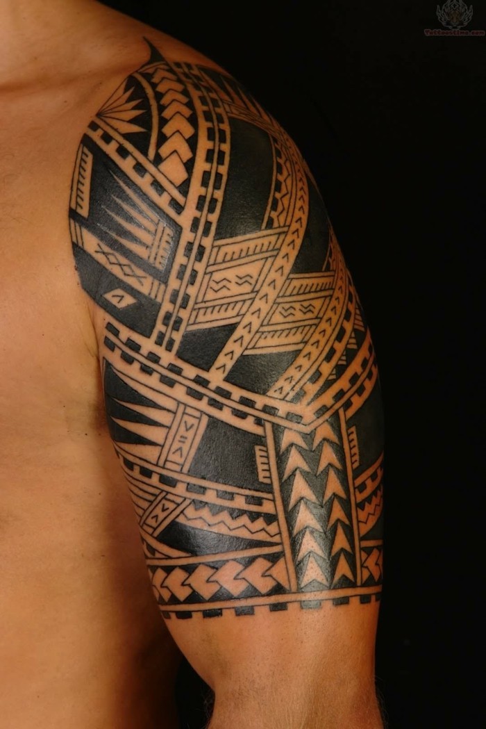 maori tattoos männer tätowierung oberarm