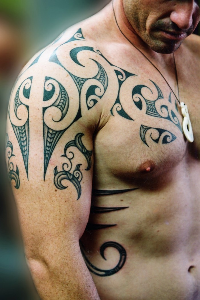 maori tattoos schulter männer tätowierung idee