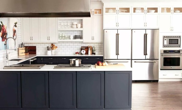 moderne küchen graue kücheninsel offene wandregale und weiße metro fliesen