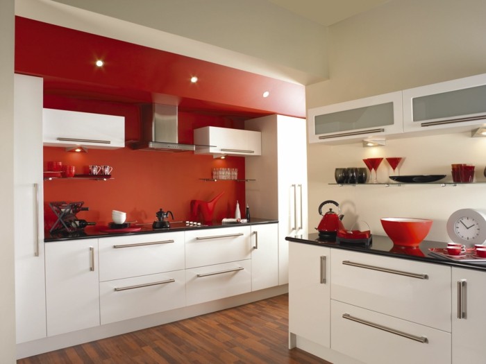 moderne küchen kleine küche mit roten akzenten