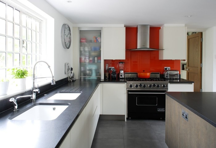 moderne küchen weiß graue küchengestaltung mit roten akzenten