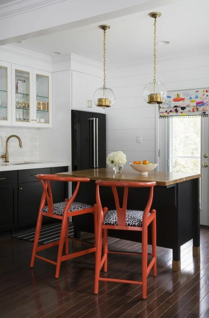 moderne küchen weiß schwarzes küchendesign mit orangen akzenten