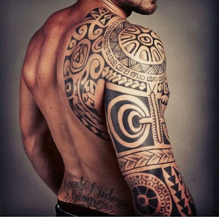 männner maori tattoo schulter arm