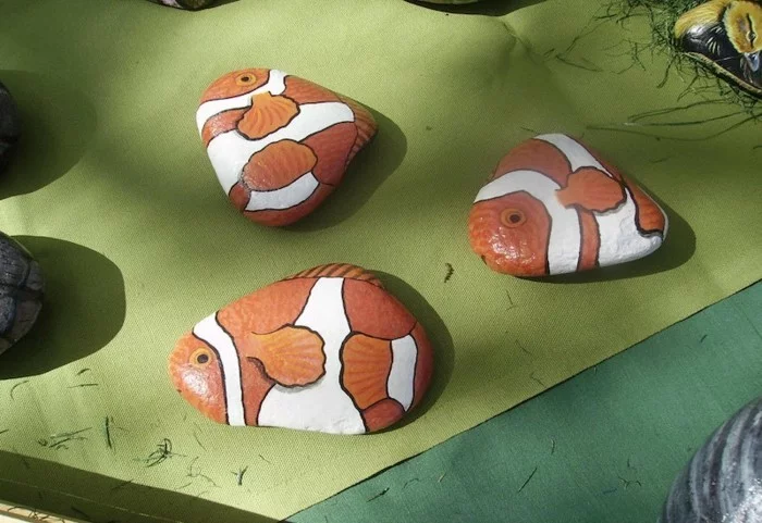 drei Nemo Fische auf Steinen bemalt