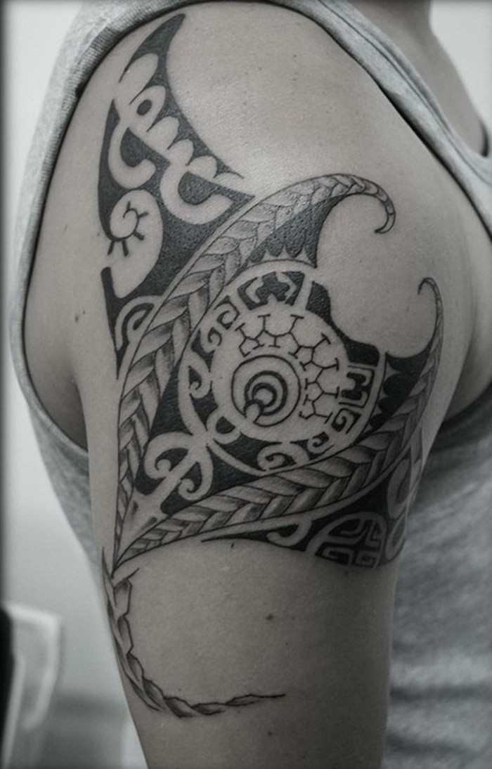 oberarm schulter maori tattoo ideen rochen