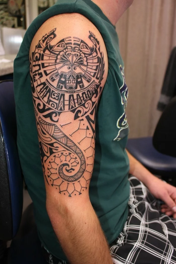 oberarm tattoo maori motive tribal